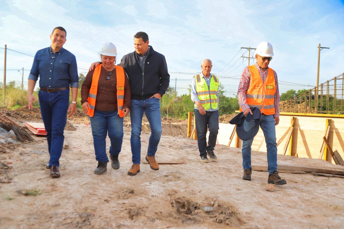 carlosintendent's tweet photo. Recorrimos las obras de duplicación de la Ruta D025, cuyo tramo une el Aeropuerto Silvio Pettirossi con Mariano Roque Alonso, en la ciudad de Luque. Una obra de gran envergadura que dará un impulso fundamental al tránsito, la seguridad vial y el desarrollo de toda la zona. https://t.co/Zgh3m1Ppqs