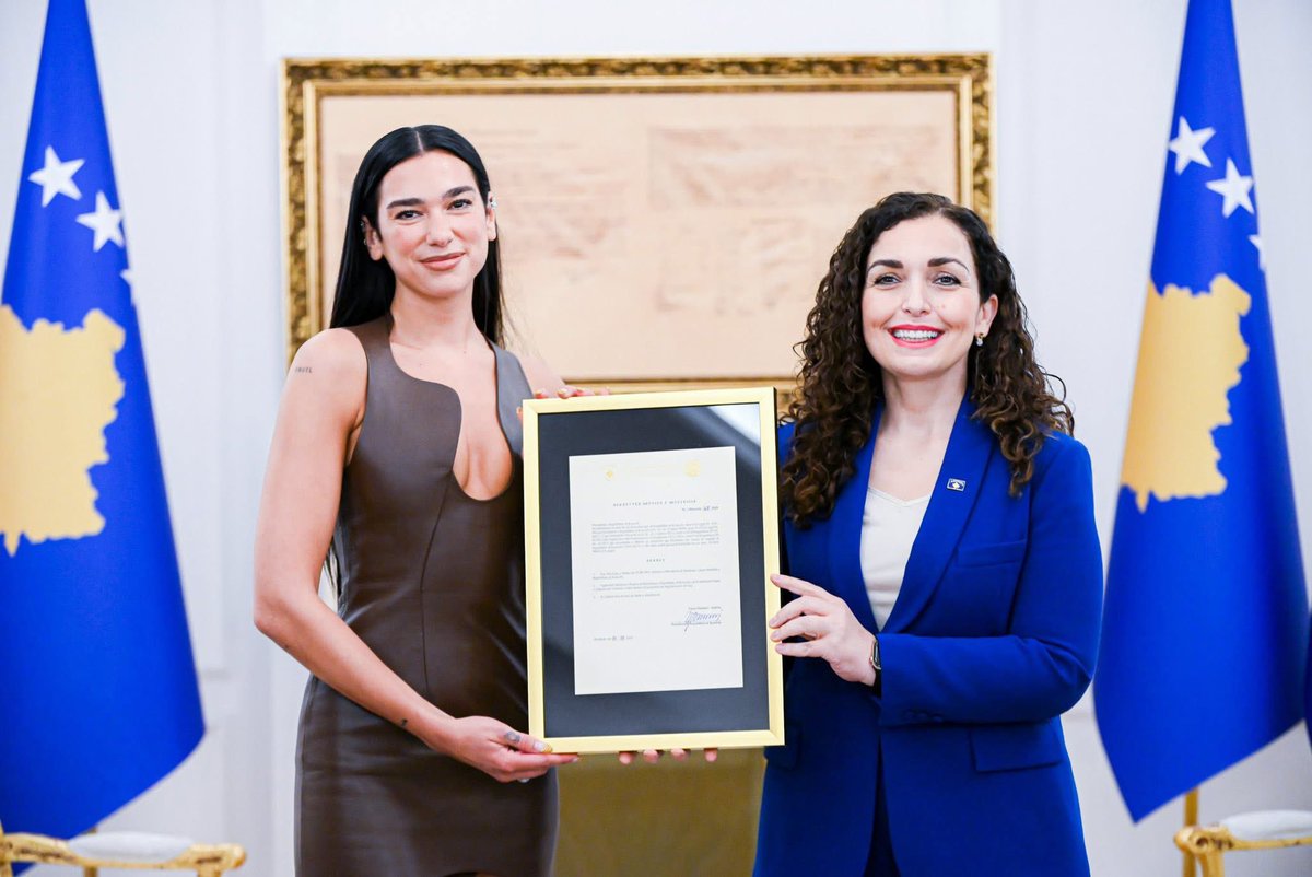 maps_black's tweet photo. 🇽🇰 | La presidenta de Kosovo otorga la ciudadania kosovar a Dua Lipa

Convirtiendola en la kosovar más famosa del mundo (supongo, no se) https://t.co/hpoAAC0RN0