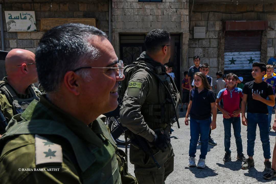 كان يحلم فقط ان يصل لهذا المكان يوماً ..
ولكن بوجود الارهابي الجولاني وعصابته التي مولها الغرب وسلحها ودربها وغطاها سياسياً وإعلامياً وصلت اقدام هذا الخرتيت إلى ريف دمشق ..!! 
أين العشائر .. والفزعات .. والتكفير .. والنفير ؟!
#زمن_العار