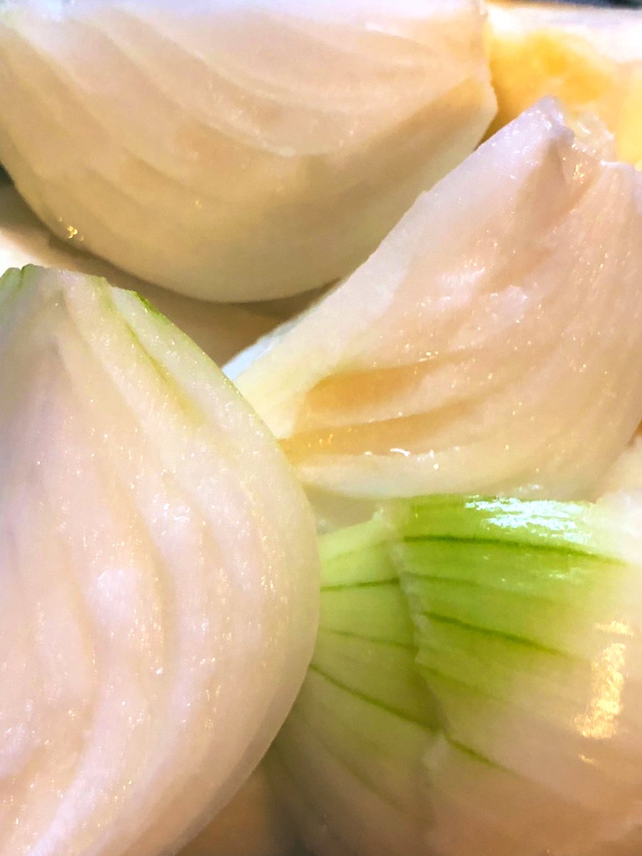 カレー職人の朝は早……早め
国産玉ねぎ切りながら泣いています