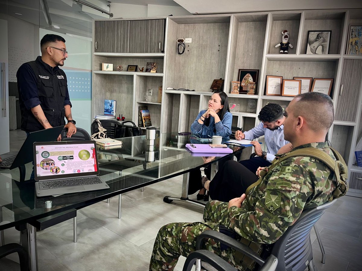 Ejercito_Div4's tweet photo. #AEstaHora el comandante del Batallón de Acción Integral N.° 4, junto al equipo de Fe en Colombia y el ejecutivo del Batallón de Infantería N.° 20, sostienen una reunión con representantes de la @villavoalcaldia para coordinar acciones y fortalecer los proyectos que impactan positivamente a las comunidades más vulnerables de la región.

#NuestroCompromisoEsColombia 🇨🇴