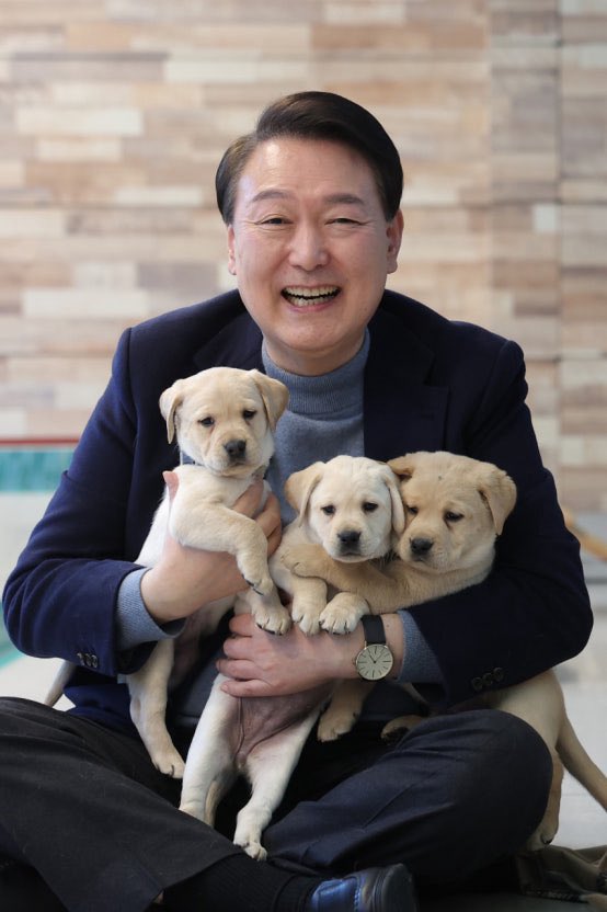어제 트럼프 대통령 소셜 내용으로
많은 분들의 추측이 타임라인에 게시되었습니다. 

결론: 일희일비 맙시다. 

역사를 돌이켜 보세요.
어느 개인의 추측이 딱 맞아떨어진 적 없습니다. 

커뮤니티 등을 통한 그럴사한 글에 
집중하지 마세요. 

익명의 뒤에서, 누군지도 모를 사람입니다. 나이,