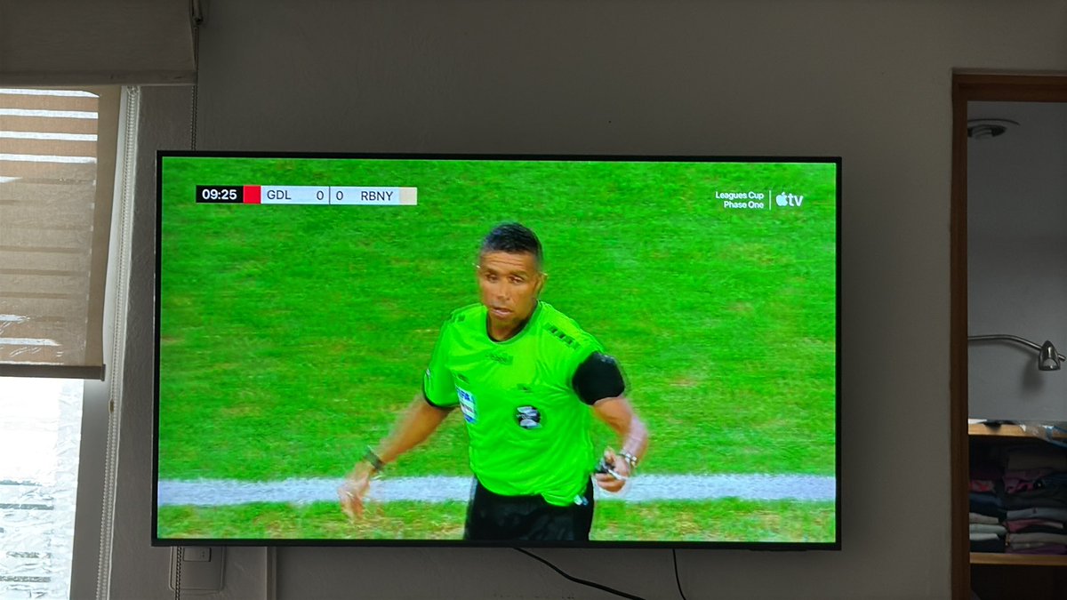 Nunca había visto un cambio de árbitro por lesión. Sucede en Chivas vs NY.