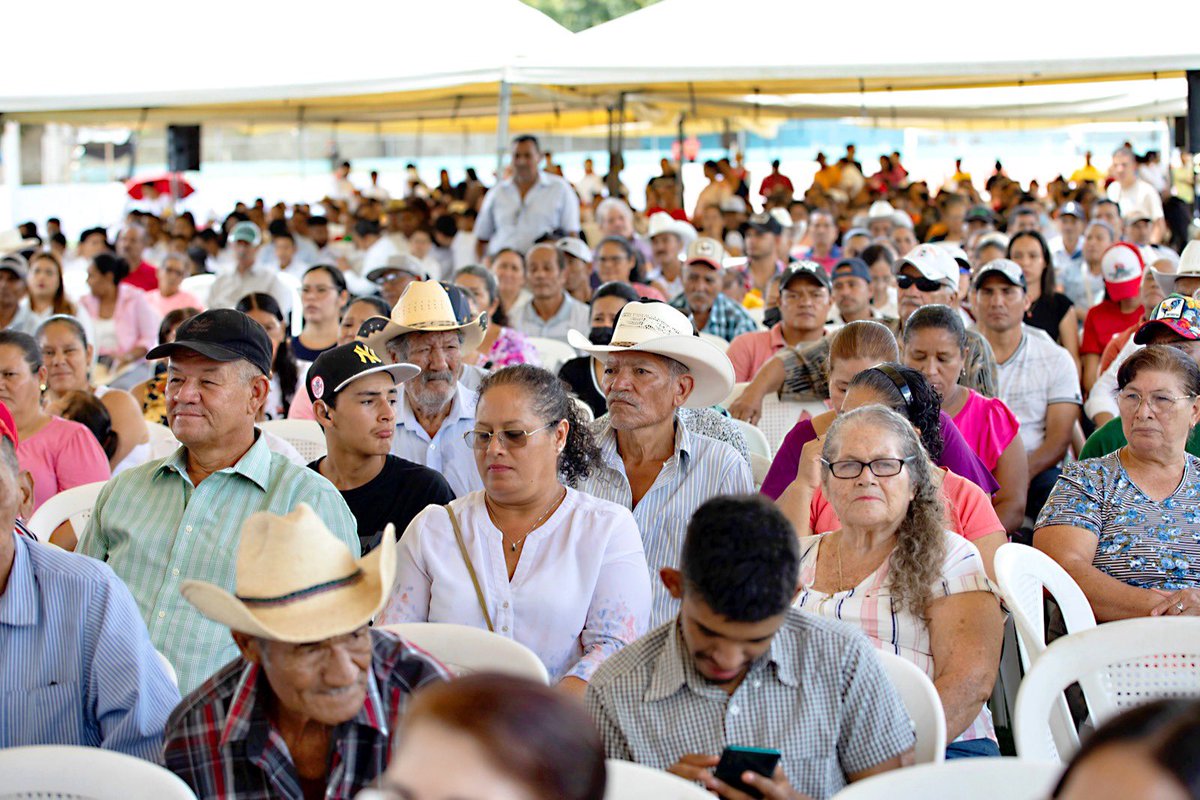 ✊🏻📜Más que documentos, es justicia social.

La presidenta <a href="/XiomaraCastroZ/">Xiomara Castro de Zelaya</a> entregó 1,022 títulos de propiedad a familias del municipio de Orica, Francisco Morazán, beneficiando directamente a más de 5,000 hondureños con seguridad jurídica sobre sus tierras.

💬 “Hoy, entregar