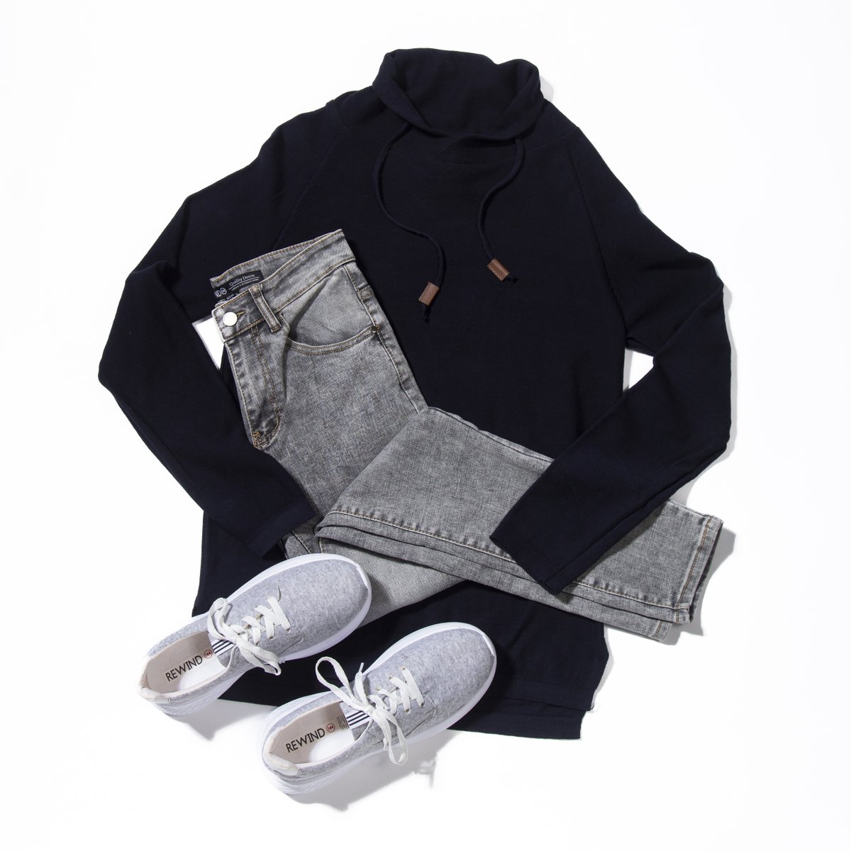 RewindMX's tweet image. 🌧️ Lluvia afuera, flow encima. Sudaderas Rewind pa' lo que venga.