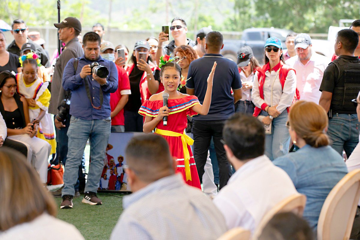 El gobierno de la presidenta <a href="/XiomaraCastroZ/">Xiomara Castro de Zelaya</a> continúa impulsando acciones concretas que dignifican al pueblo hondureño. Con más de 35,000 títulos de propiedad entregados a nivel nacional, su mandato garantiza seguridad jurídica, justicia social y desarrollo territorial.

🚨 “Hoy,