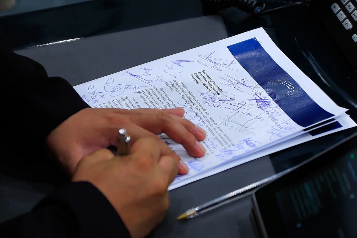 Lo único que está demostrando Nuevas Ideas, es que TIENEN MIEDO o y pavor DE PERDER LAS ELECCIONES, porque saben que el repudio del pueblo va en aumento y que ellos van en picada. Por eso recurren a la inconstitucionalidad.

Hagan lo que hagan, van para fuera.