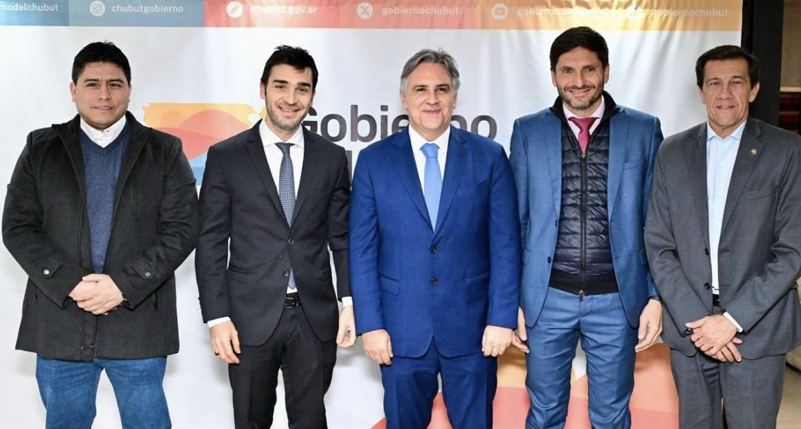 ArabelaCarreras's tweet photo. Celebro la construcción de un nuevo espacio federal con líderes de distintas provincias y trayectorias políticas.
La participación de @JSchiaretti, con su experiencia y visión, enriquece el debate y reafirma el camino del diálogo y el desarrollo equilibrado para la Argentina. 🇦🇷 https://t.co/TsfTSiJtvz