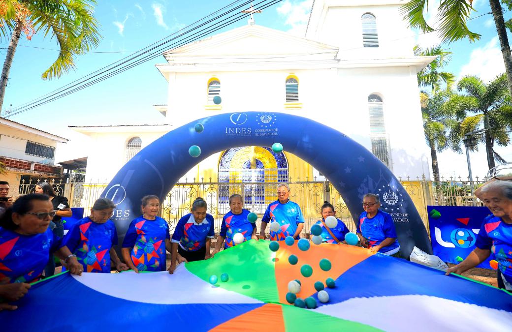 indeselsalvador's tweet photo. #ProgramaMás60 | En la Plaza Teodoro Alvarenga, Santo Tomás, se llevó a cabo esta tarde el Primer Encuentro Recreativo del Programa de Actividad Física para el Adulto Mayor Más 60, contando con la presencia de aproximadamente 100 adultos mayores de Santiago Texacuangos, San Marcos y de la localidad. 

Los participantes desarrollaron actividades de equilibrio, baile, así como la práctica de bádminton y dinámicas de conjunto. 

  #ConstruyendoElCamino