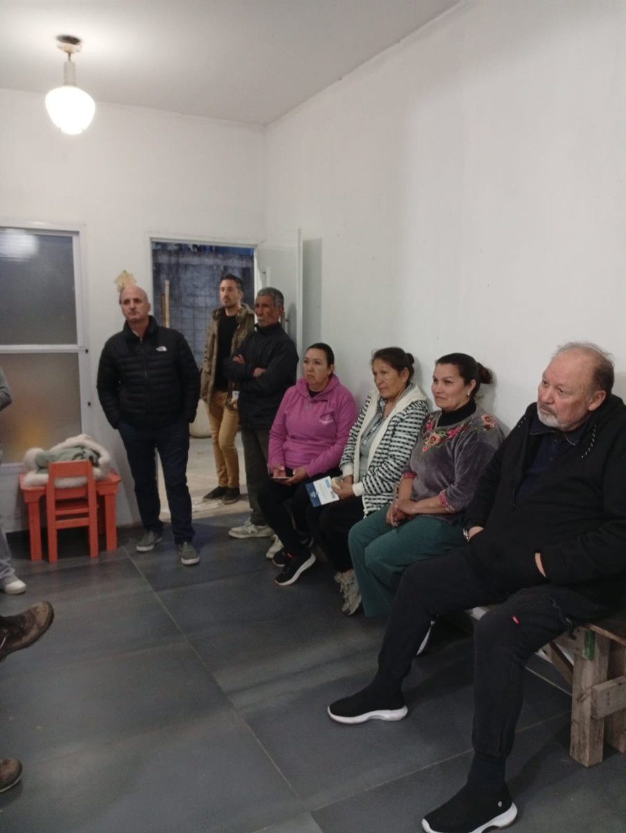 ariel_marilo's tweet photo. Nos reunimos con vecinos, junto a Pablo Menendez, Hector Calvente y Vanesa Gonzalez @VanesaG67625409 @hectorCalvente . Siempre cerca de la gente.- https://t.co/iI91dUcfAN
