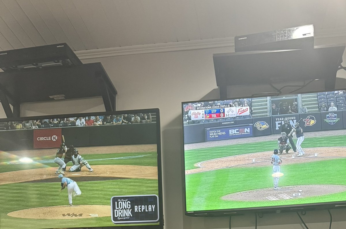 Watching 2 of my favorite guys on earth hit at the exact same time. <a href="/ant_stephan16/">Anthony Stephan</a> <a href="/jhenmalloy/">Justyn-Henry Malloy</a>