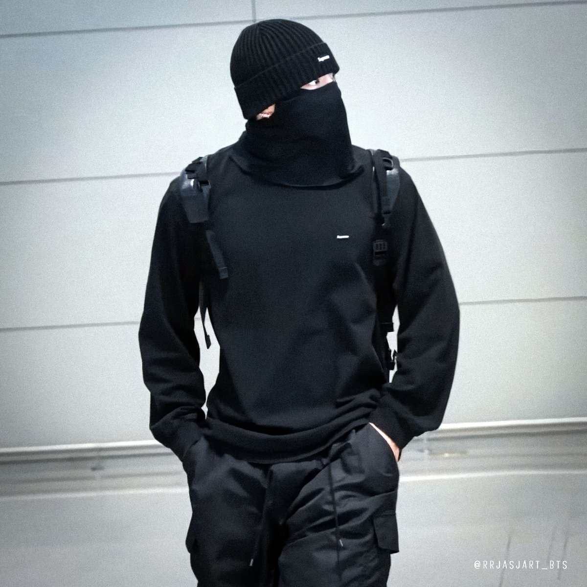 perfect shoulder to waist ratio 🖤
.