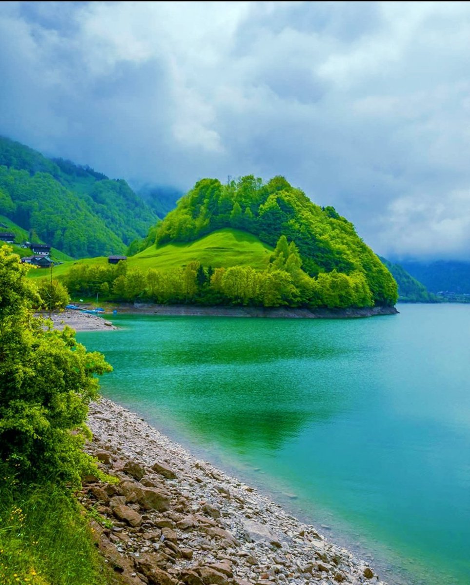 Emerald Mountain Lake, 
beauty of the Switzerland