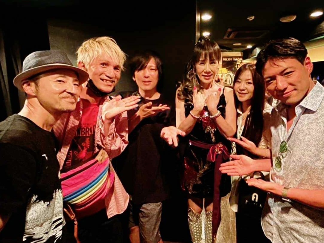 終演後、愛するミュージシャン仲間と未唯さんと。