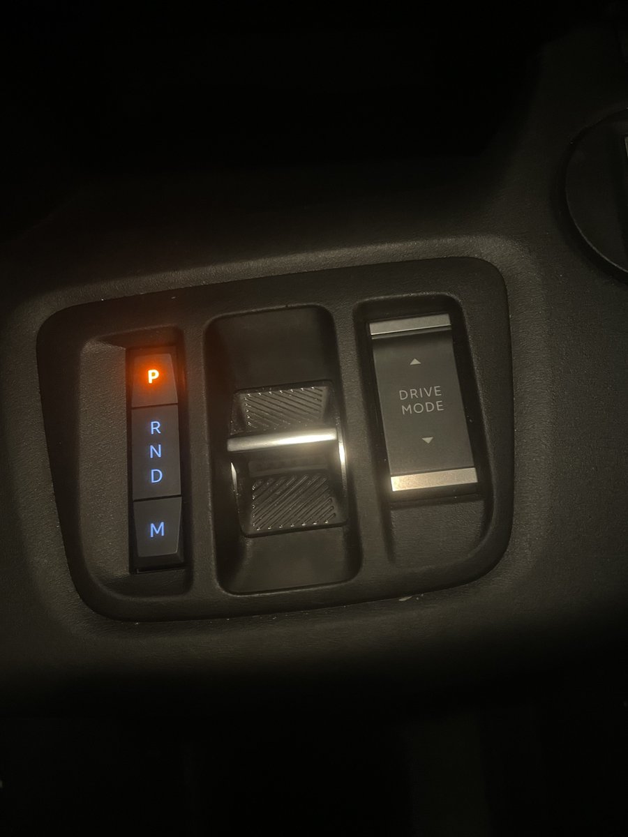 как же велика (и сколь же бессмысленна) изобретательность современных автоконструкторов в расположении рычага КПП

сел в новый Fiat Doblo, почти минуту искал, пока не заметил на торпеде эту микропиздюлину (причем, чтобы перевести его в P, надо тянуть вверх клавишу drive mode)