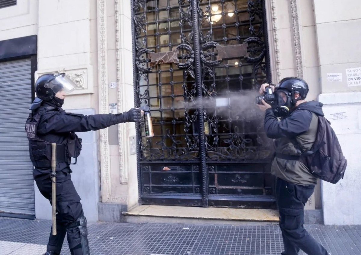 #Atención esta imagen fue tomada ayer por el fotógrafo Edgardo Gomez en la Marcha de los Jubilados. Buenos Aires cuna de la represión del gobierno de #Milei y el Macrismo.
