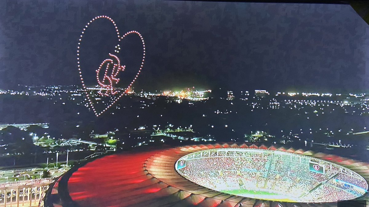 Show de drones formando as siglas CRF e um coração acima do Maracanã! 😍❤️🖤