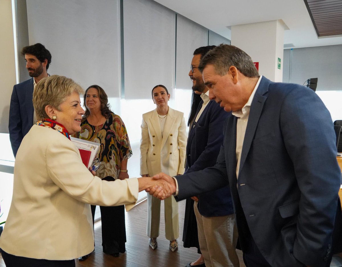 SEMARNAT México (@semarnat_mx) on Twitter photo 🤝 La secretaria de Medio Ambiente, <a href="/aliciabarcena/">Alicia Bárcena</a>, en compañía de la subsecretaria <a href="/IleanaVill6795/">Ileana Villalobos</a> y el subsecretario José Luis Samaniego, se reunió esta tarde con representantes de la Cámara Nacional de la Industria del Hierro y del Acero, <a href="/CANACERO/">CANACERO</a>, con quienes abordó temas 🤝 La secretaria de Medio Ambiente, <a href="/aliciabarcena/">Alicia Bárcena</a>, en compañía de la subsecretaria <a href="/IleanaVill6795/">Ileana Villalobos</a> y el subsecretario José Luis Samaniego, se reunió esta tarde con representantes de la Cámara Nacional de la Industria del Hierro y del Acero, <a href="/CANACERO/">CANACERO</a>, con quienes abordó temas
