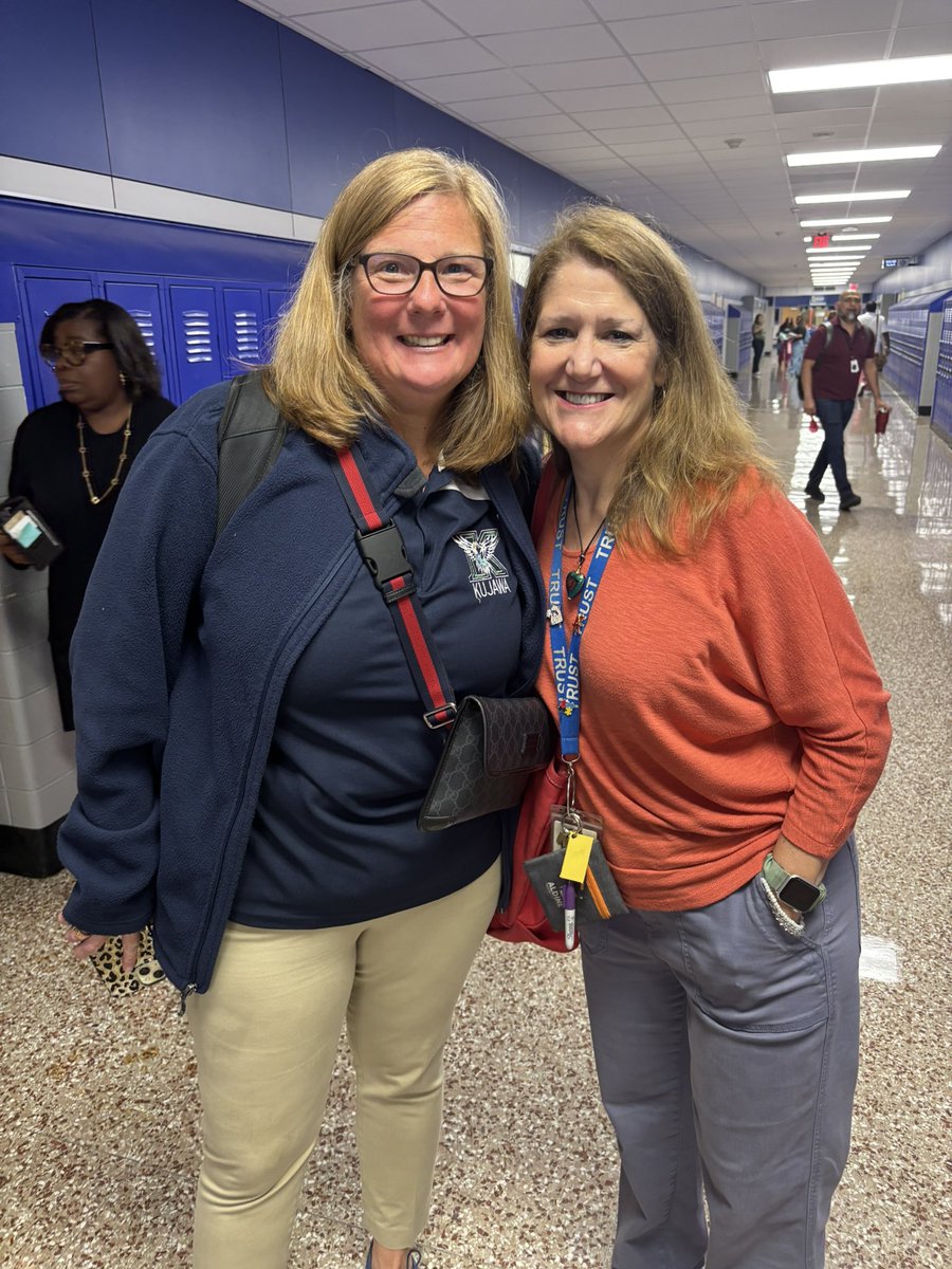 KujawaES_AISD's tweet image. Always fun to learn along with my princiPALS during #aldine DSD @DrWynneLaToya it’s game on with these #leadlearner @DrWynneLaToya