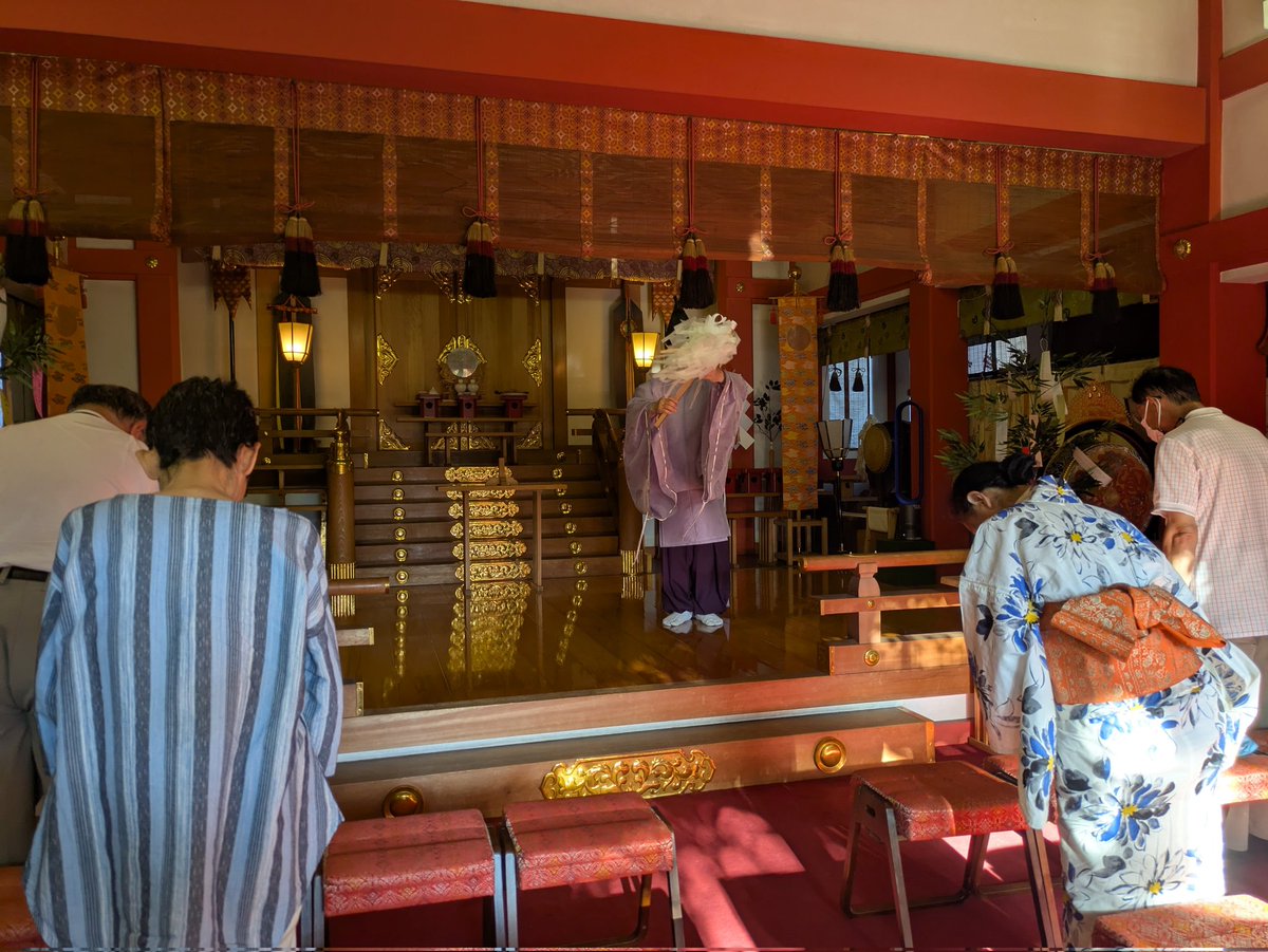 otamainarijinja's tweet photo. おはようございます。本日８月１日は月次祭です。あいにくのお天気ですが、ぜひお出かけの道すがら日々の安寧を御神前に御祈願ください。関東地方には台風9号が近付いています。どうぞお気をつけてお過ごし下さいませ。
#神社 #稲荷神社  #月次祭 #総武線 #新小岩 #御朱印 #地元 #お宮 #葉月 #お参り https://t.co/FZddoQu0a8