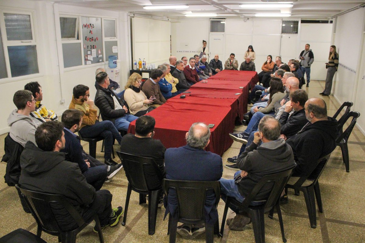 Nos reunimos con representantes de 25 clubes de Mar del Plata para escucharlos y hablar de lo impostergable: el deporte en los barrios necesita apoyo, no abandono.

Existe una ordenanza que establece subsidios, exenciones y la cesión de escenarios deportivos. Está vigente, pero
