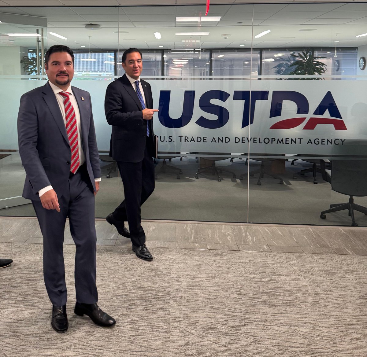 Hoy sostuvimos tres importantes reuniones de alto nivel en Washington D.C., con el Canciller <a href="/JavierEBS/">Javier Bu Soto</a>: 

📌 Nos reunimos con Michael Jensen, Special Advisor to the President for Western Hemisphere Affairs del Consejo de Seguridad Nacional (NSC) para la Casa Blanca, con quien