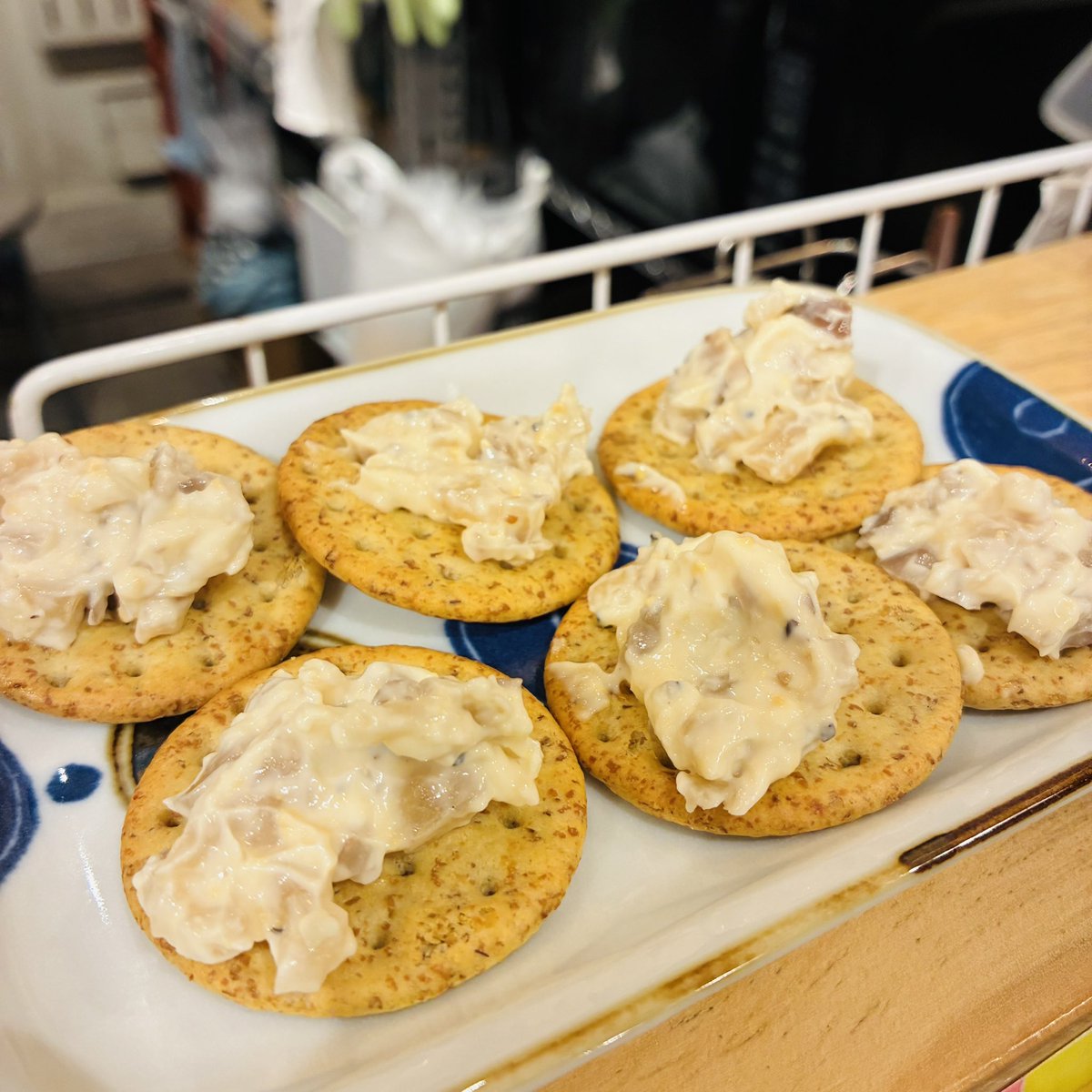 【籠屋 仙川店】

仙川まち歩きの“癒しの、寄り道スポット”✨🕊️

店内に一歩入ると、ずらりと並ぶ日本酒、焼酎、クラフトビール…。まるで“お酒の図書館”のように、美しく整った棚にうっとり✨☺️

でも、籠屋さんの魅力はそれだけじゃありません✨😏