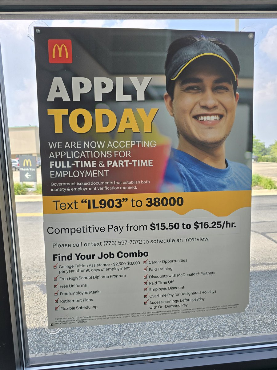 Kova on kisa työntekijöistä Usassa jo nyt. Tämä mainos oli Chicagon pohjoispuolella olevan pikkukaupungin McDonaldsin seinällä. Maatiloillakin paljon huolta, onko työvoimaa enää jatkossa saatavilla ja mitä se maksaa.