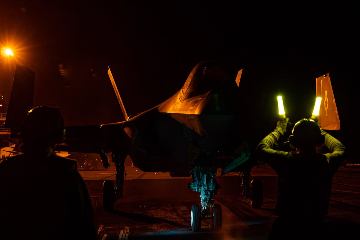 💪#Warfighting #readiness 24/7 ⚓🇺🇸

<a href="/USNavy/">U.S. Navy</a> Nimitz-class aircraft carrier @gw_cvn73 conducts night flight ops while underway in the Indian Ocean, July 26. 

#FreeAndOpenIndoPacific #Navy250

📍: Indian Ocean
📸: MCSN Ana Souza Young