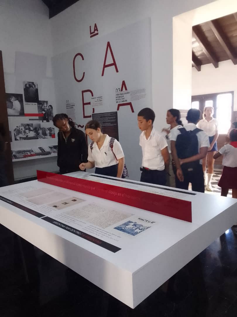 📅 1 de agosto de 1961 | Punta del Este, Uruguay   🇨🇺 El Che, irrumpe en el escenario interamericano con dignidad revolucionaria. Defiende la soberanía de Cuba, cita a Martí y desmonta el discurso imperial.
📍 Descubre más en la Comandancia del Che en La Cabaña.