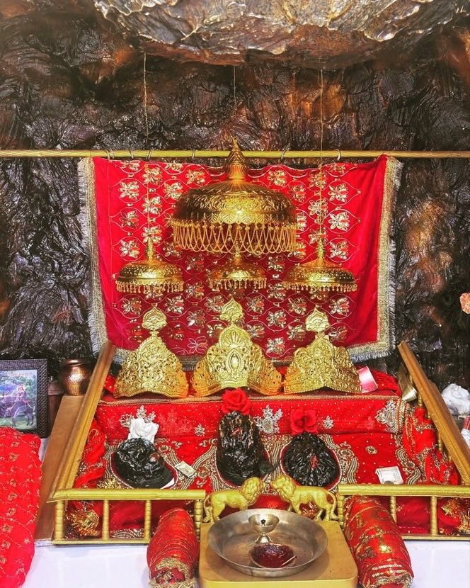 आदिशक्ति मां वैष्णों देवी के दिव्य अलौकिक पिंडी दर्शन। 🙏 
 ❤️  🚩!! जय माता दी !!🚩❤️
