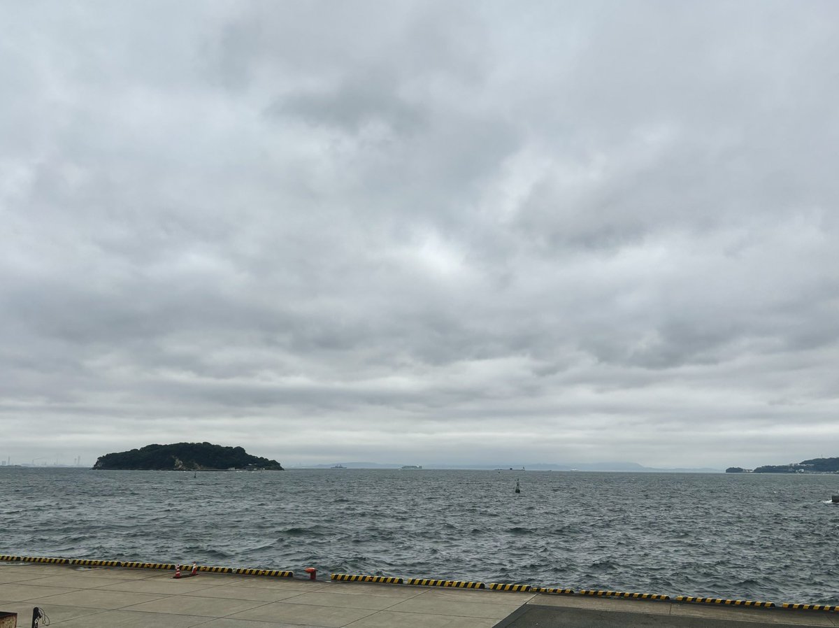 令和7年8月1日、今日の横須賀新港ふ頭のようすです。
台風の影響で北風が強いために海は波打っていますが、気温は下がり涼しく感じられます。