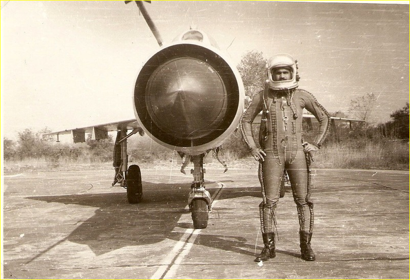 Anchit Gupta (@anchitgupta9) on Twitter photo Trivia: MiG-21 pilots flew into space.
Almost.
Till ~1980, <a href="/IAF_MCC/">Indian Air Force</a> MiG-21 pilots flew a ‘supersonic profile’ that took them to 22 km altitude & Mach 2.1 (~2100 kmph). While wearing a pressure suit like a cosmonaut. You read right.
🧵Here’s what it felt like. ↓
#IAFHistory Trivia: MiG-21 pilots flew into space.
Almost.
Till ~1980, <a href="/IAF_MCC/">Indian Air Force</a> MiG-21 pilots flew a ‘supersonic profile’ that took them to 22 km altitude & Mach 2.1 (~2100 kmph). While wearing a pressure suit like a cosmonaut. You read right.
🧵Here’s what it felt like. ↓
#IAFHistory