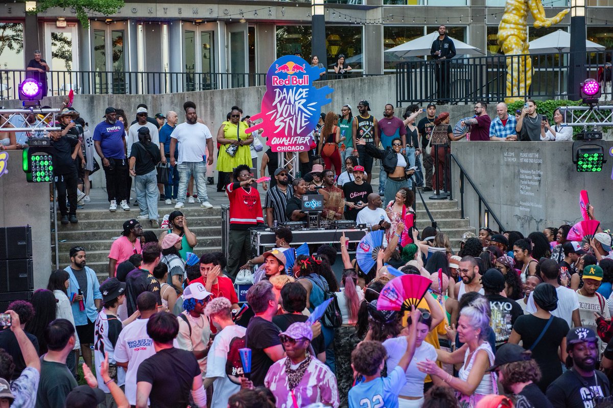FreeDiscoLabel's tweet image. Throwing it back to an unforgettable night at the @redbull Dance Your Style Qualifer in Chicago 🕺🎤

@RicWilson brought the funk, disco, and fire to the stage matching the dancers step for step with pure energy.

#RicWilson #RedBull #RedBullDanceYourStyle #Chicago