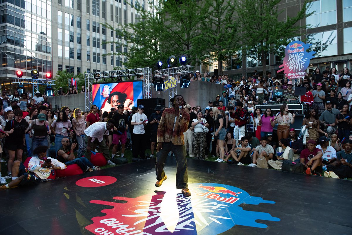 FreeDiscoLabel's tweet image. Throwing it back to an unforgettable night at the @redbull Dance Your Style Qualifer in Chicago 🕺🎤

@RicWilson brought the funk, disco, and fire to the stage matching the dancers step for step with pure energy.

#RicWilson #RedBull #RedBullDanceYourStyle #Chicago