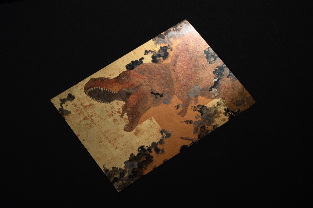 📣水島篤作品集 『恐竜日本画帖』オリジナルグッズ販売終了まであと3日📣🦖

現在、水島篤さんオリジナルグッズが弊社WEBサイトにて販売中です！
販売終了まで残り3日となりました。
本日は、『ホログラム缶バッジ』『シルバーポストカード』『シルバーステッカー』についてご紹介です✨