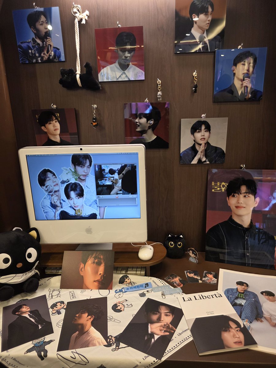 나의 가장 완벽하고
세상 멋진 테너 진원님의 
완벽한 포즈~사랑스런 표정의 사진들과
포스터 에서도 느껴지는 워니님의 환한미소와 강열한 빨강의 조화~
귀여운 캐릭터와 타투😆
그리고 액자 선물~ 😘😘 감사해요
#my_perfect_jinwon
#나의_완벽한_진원
#진짜_동그라미_생일축하해