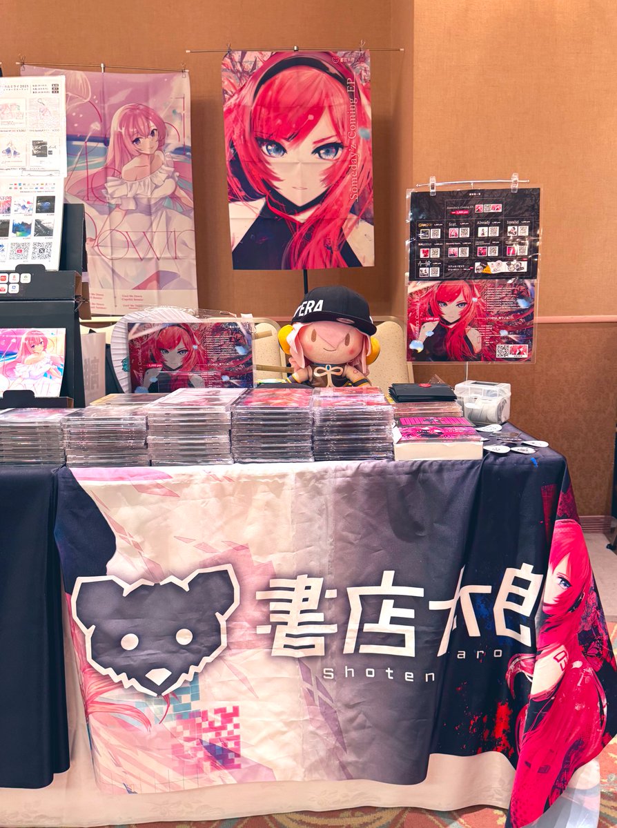 【設営完了】
#マジカルミライ2025仙台 
E-11 書店太郎設営完了申しました。

新譜、Someday’z Coming EPを中心にたくさん取り揃えています。
巡音ルカ祭りです！
よろしくお願いします。🙏🏾🐻🙏🏾

Mwkさん、蚊取り線香さん