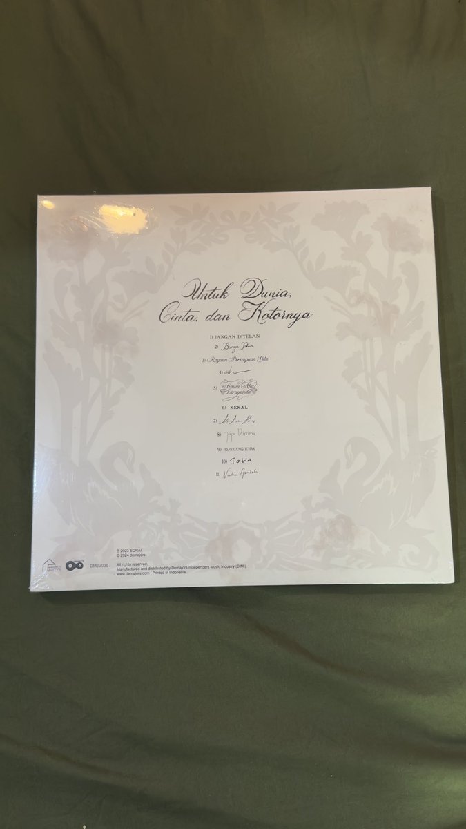 badreenaa's tweet photo. Hi! I’m selling unopened Nadin Amizah - Untuk Dunia, Cinta, dan Kotornya’s vinyl for RM250 exclude postage. Feel free to reach me out <3 #WTS #vinyl https://t.co/GSv21LxgQo