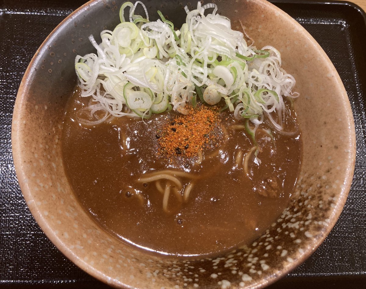 かなり涼しい今朝は無性にカレーが食べたくなりえきめんやさんでカレーそば¥610ネギ増量¥50。ドロドロのカレーにシャキッとしたネギが素敵な一杯でした。 #立ち食いそば #えきめんや #カレー曜日