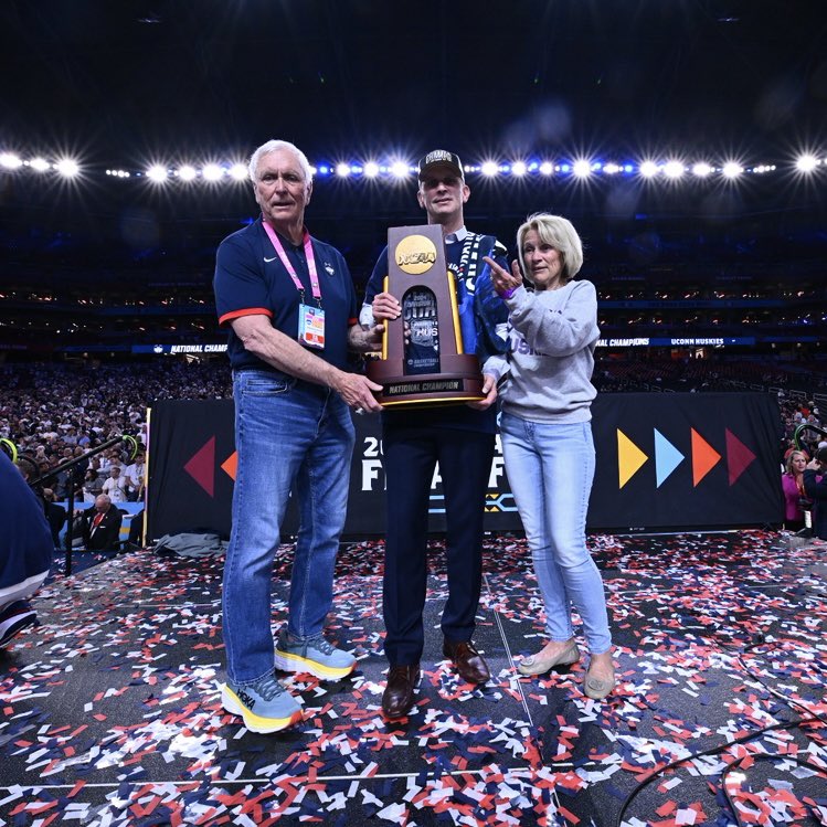 Happy birthday to the legendary Bob Hurley Sr.! 🎂🎉