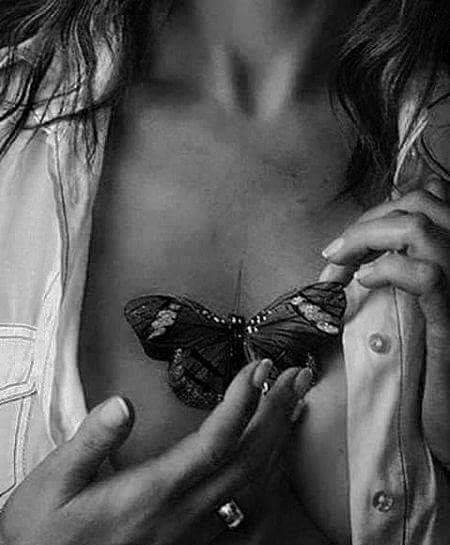 El insomne ese DJ que repite tus pensamientos mas oscuros en bucle... a volumen de conciencia...