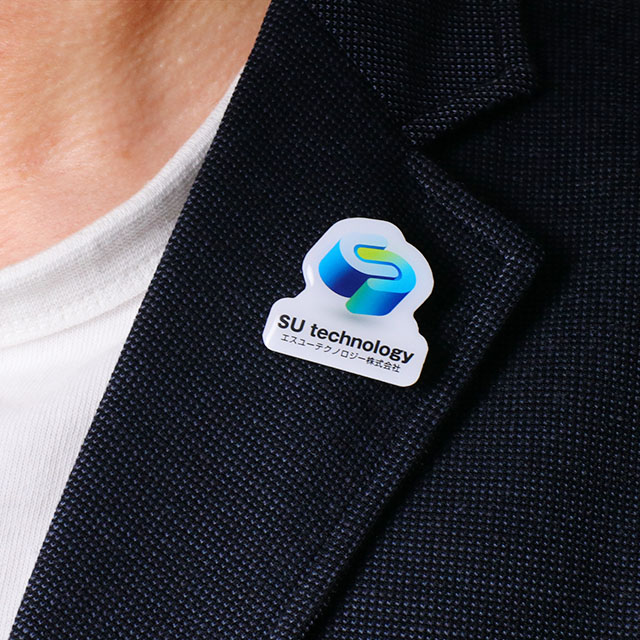 ＼＼＼新商品登場／／／
🟧ステンレスピンバッジ🟧

0.7mm厚のステンレスプレートに直接フルカラー印刷を施したピンバッジです。
グラデーションのあるデザインやキャラクターのイラストグッズなどの、細かなデザインにおすすめの工法です。フチなし印刷も可能！

pintatsujin.com/category/stain…