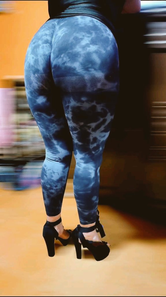 Ayy mis machos sigo bien pinche cachonda con la panocha bien mojada sudada olorosa apestosa 🐷🐷🥴les gusta como se me ven mis nalgotas con estos leggins deportivos 😈🙈🫣 me encanta que mis vecinos mis machos y todos me morbocien y me insulten soy una puta naca guerra barata 😈