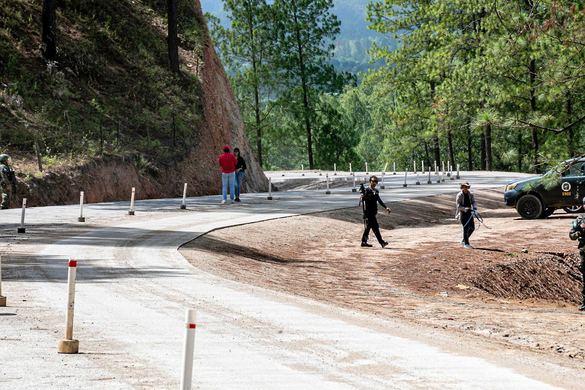 📍 Desde Orica, Francisco Morazán, se reafirma el compromiso con el pueblo olvidado.

La pavimentación del tramo Orica – El Tomate – El Encino es parte del esfuerzo por conectar comunidades con obras reales, duraderas y al servicio de todos.

“En tres años y medio hemos invertido