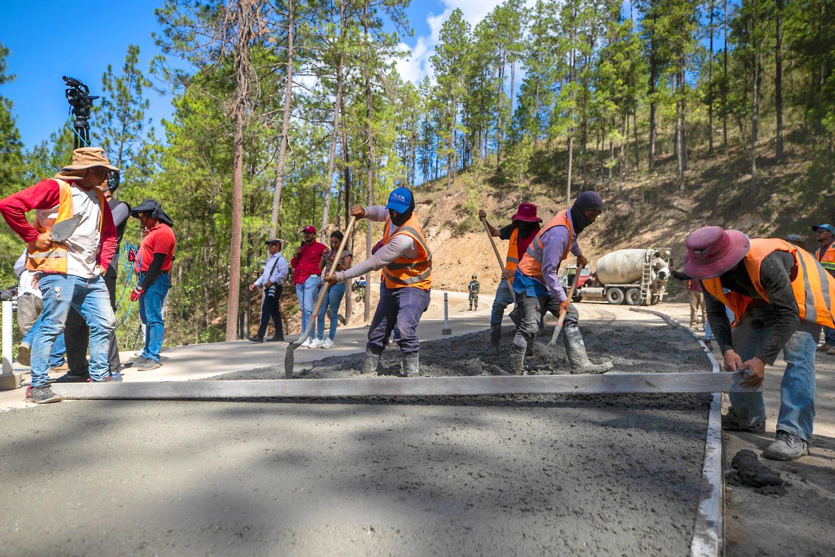 ✊🏻 Con claridad y firmeza, la Presidenta <a href="/XiomaraCastroZ/">Xiomara Castro de Zelaya</a> respondió a quienes han intentado frenar el cambio.
Durante la supervisión del tramo carretero Orica – El Tomate – El Encino, reiteró que el verdadero compromiso es con el pueblo hondureño.

📢 “Este Congreso que ha sido