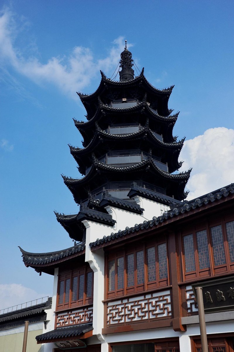 VisitSongjiang's tweet image. Lush #greenery, dancing #sunlight, and picture-perfect clouds - Sijing Ancient Town is #summer magic! Stroll along the river past whitewashed houses draped in vines. Watch locals chat under shady trees while dragonflies dance over the water. #shanghailife #Watertown #Songjiang