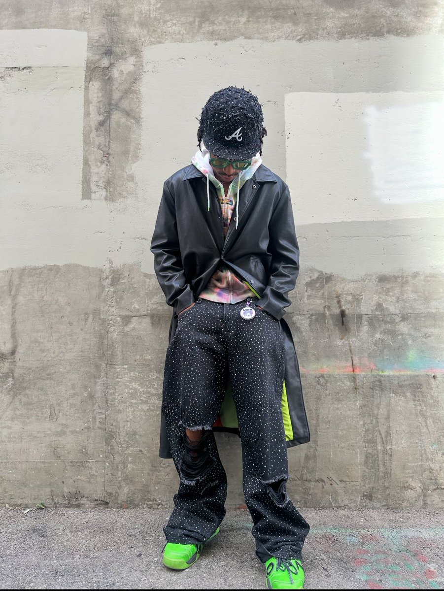 everyonepopo's tweet photo. I teamed up with @RashaunPauleon and took a pair of jeans he designed, transforming them into a unique patchwork hat featuring rhinestones🖤 https://t.co/i3kJuskSfi