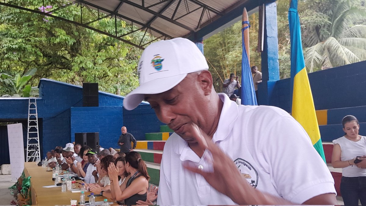 Afrobogotano's tweet photo. Da gusto saber que Bahía Solano, arranca en punta en el tratamiento científico de las basuras.  Asistimos a la firma del decreto Basura Cero, que ayudará a salvar al planeta de la contaminacion del medio ambiente y de la muerte de la biodiversidad @petrogustavo @MinAmbienteCo https://t.co/z8aUPNV3Iq