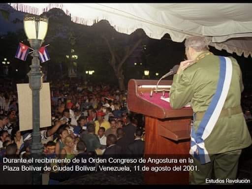 El 11 de agosto de 2001 Fidel Castro recibe la Orden Congreso de Angostura, en #Venezuela, allí expresó: “Hoy estamos obligados a enfrascarnos en la búsqueda de soluciones para los dramáticos problemas del mundo actual, que ponen en riesgo hasta la propia supervivencia humana”.